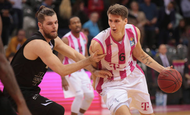 间效力于英 间效力于英