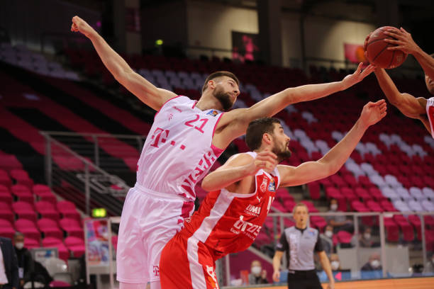 贝林厄姆转发自己挥手向球迷致意视频：想念你们啦