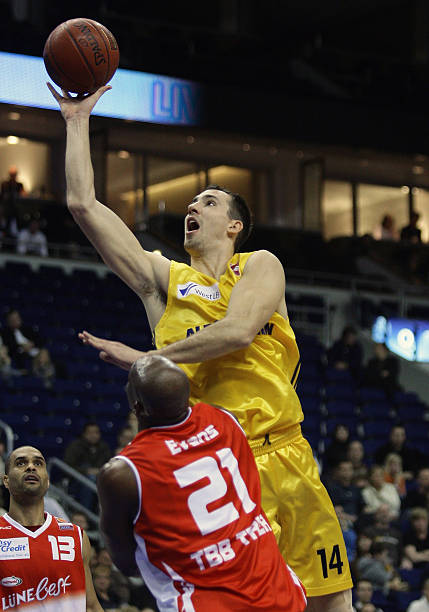 我晒干了沉默！河南后卫周缘德晒与网红田一名合影